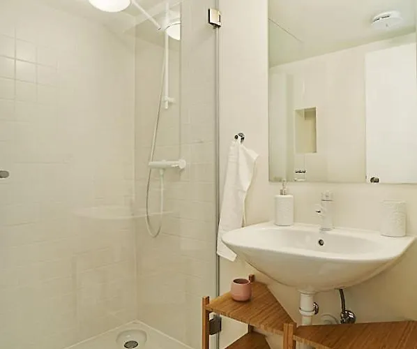 Appartement Modern Flat With Double Patio Right Next To Estrela Gardens Lissabon